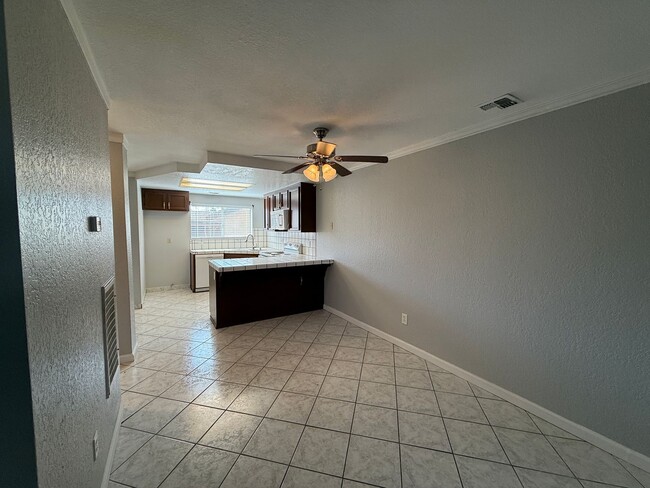 Building Photo - 2-bedroom condo in Gated Community!