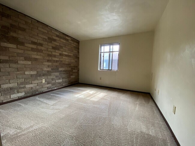 Building Photo - Amazing 1 Bedroom with Beautiful Exposed Brick! Off-Street Parking & Laundry Included!