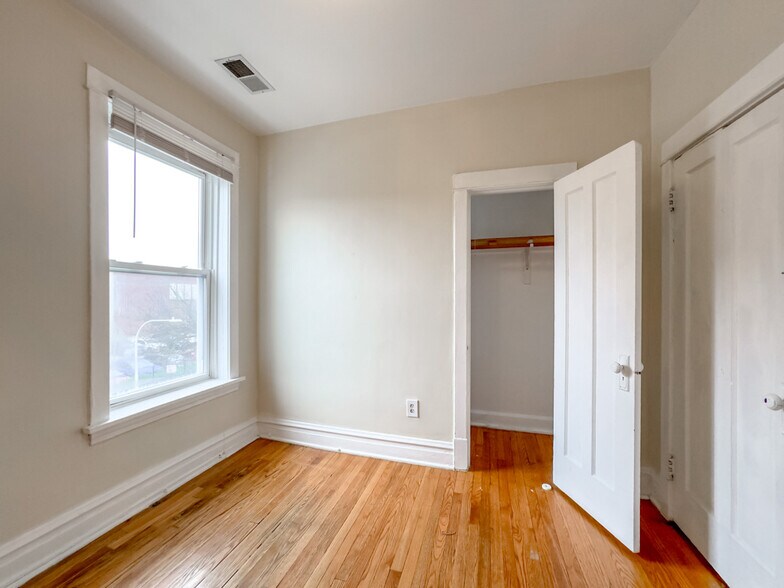 Building Photo - 5000 N Sawyer Ave