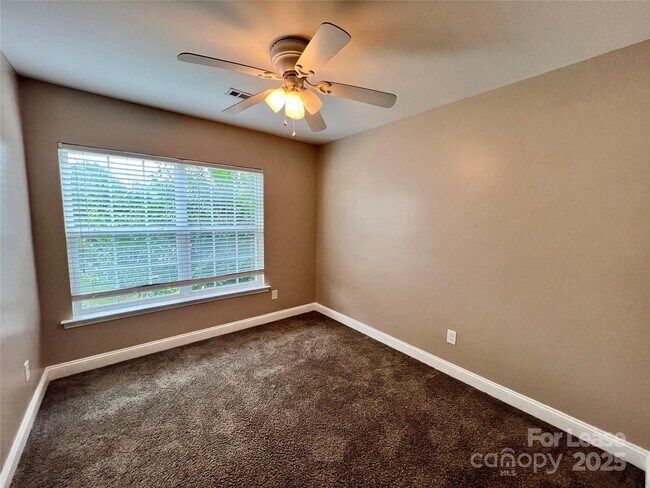 Building Photo - 142 Silverspring Pl