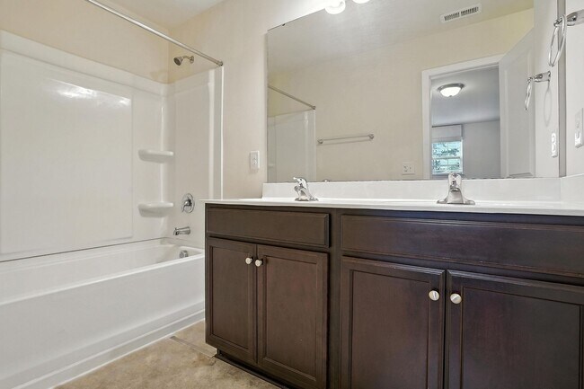 Building Photo - AVAILABLE NOW! GREAT HOME IN GARNER, NC.