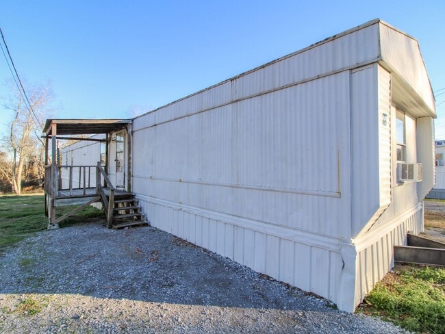 Building Photo - Close to downtown Pulaski!