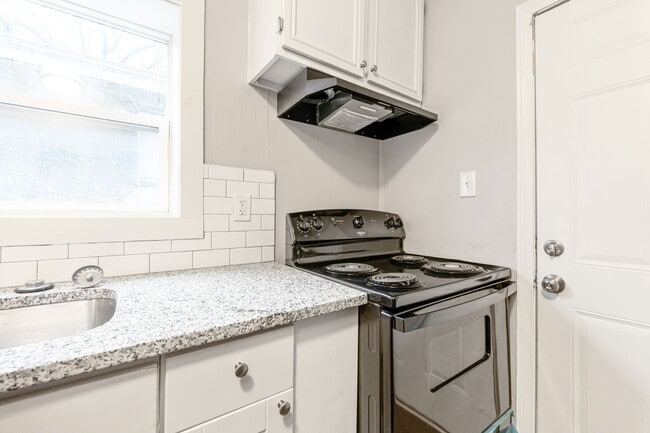Building Photo - Fully Renovated 2BR Home with Modern Upgra...