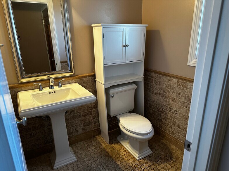 Building Photo - 5560 Buffalo Ave