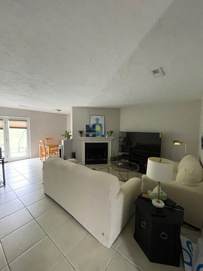 Building Photo - 2026 Silverbrook Dr