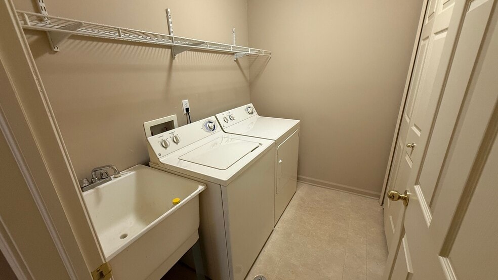 Laundry room - 4200 Chesapeake Cir