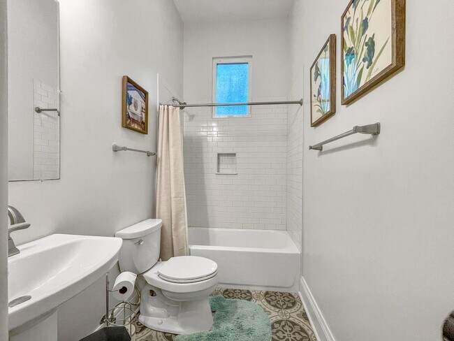 Building Photo - Well-Kept 2-Bedroom, 1-Bath Home in a Desi...