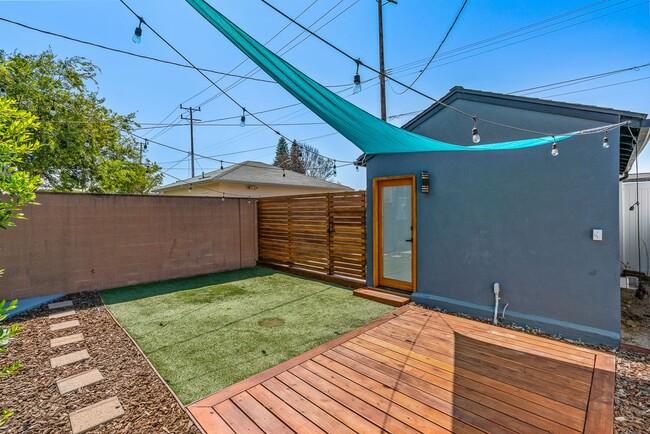 Building Photo - Move-in ready Magnolia Park gem — modern f...