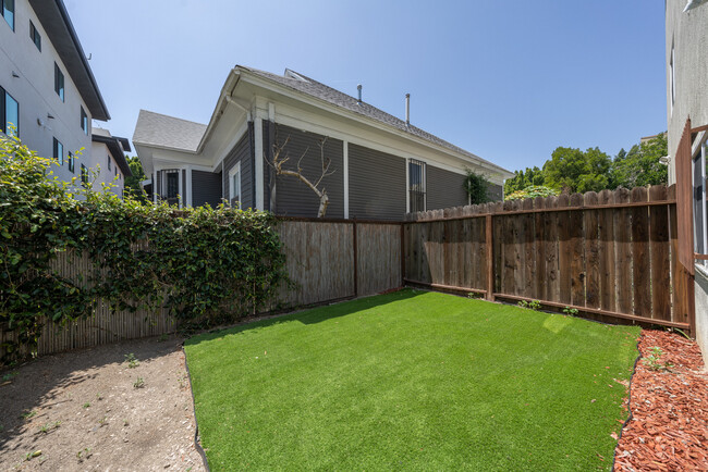 Private Backyard - 1538 W 11th Plz