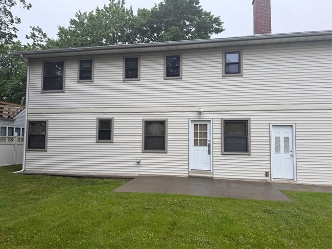 Building Photo - 1357 Kew Ave