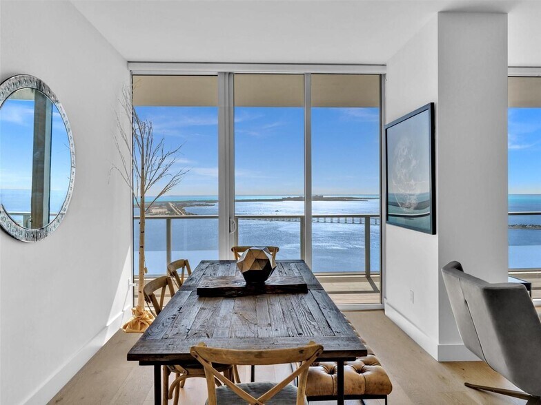 Building Photo - 1300 Brickell Bay Dr