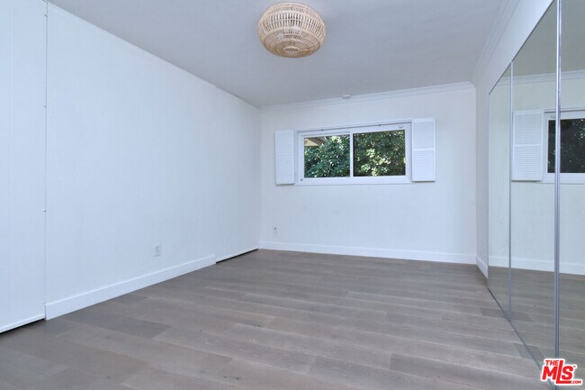 Building Photo - 4678 White Oak Ave