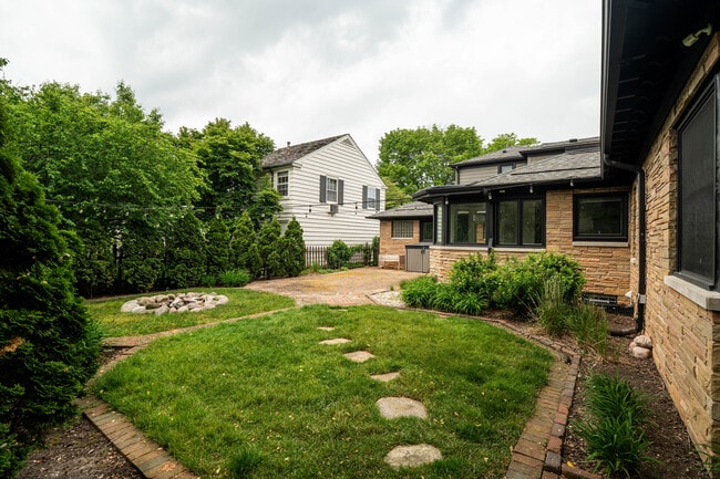 Building Photo - 4515 N Lake Dr