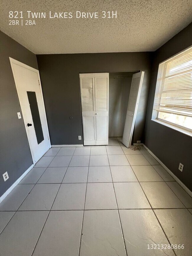 Building Photo - 821 Twin Lakes Dr
