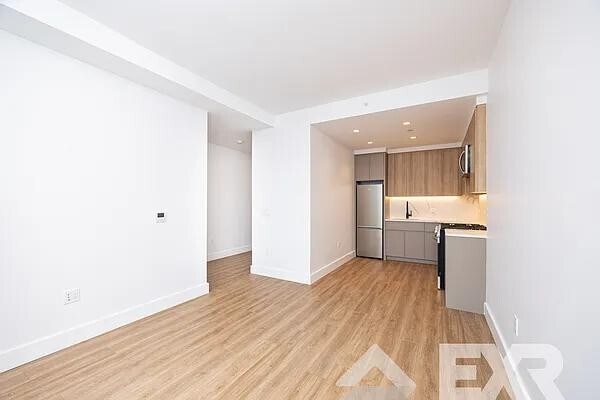 Building Photo - 2230 Cropsey Ave