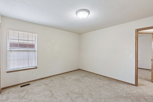 Building Photo - 2725 Blue Quail Pass