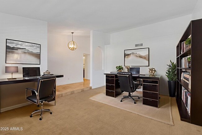 Building Photo - 5903 E Paradise Ln