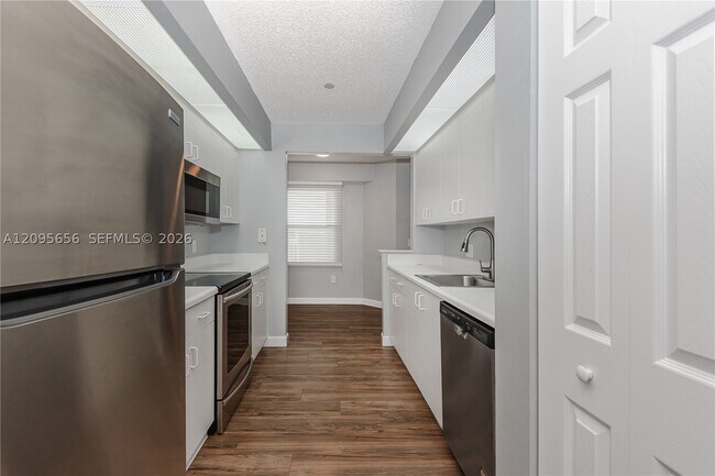 Building Photo - 550 SW 138th Ave