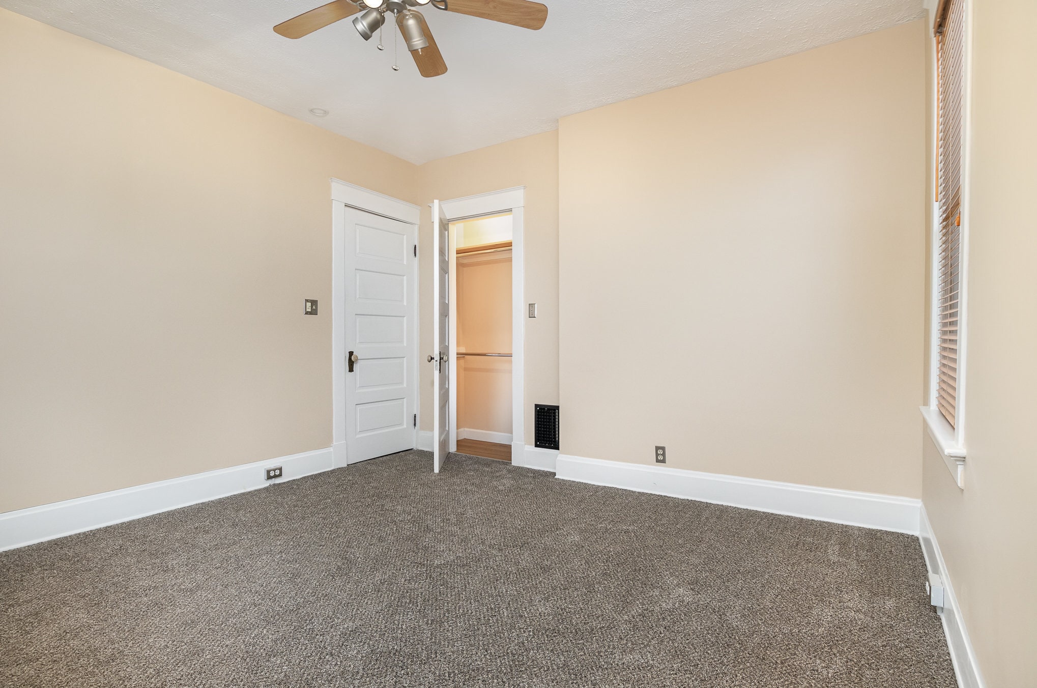 Bedroom w/ Closet - 5248 Montgomery Rd