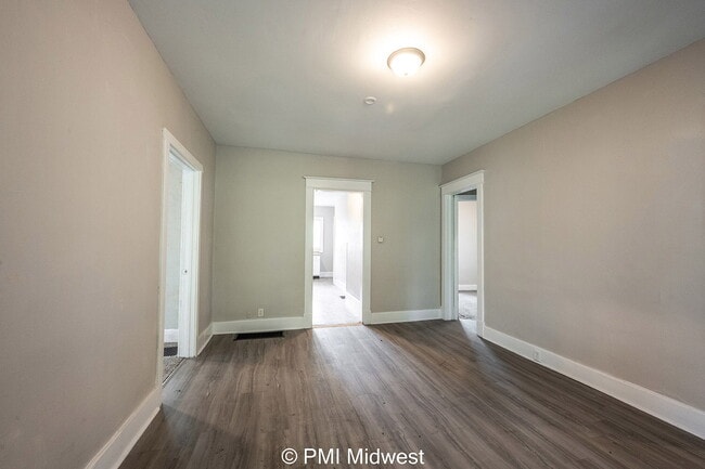 Building Photo - 130 N Gladstone Ave