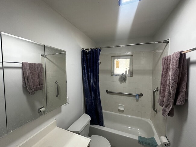 Building Photo - Available Immediately!  Spacious 6-Bedroom Retreat with 2 Full Baths in Charming Denver Locale!