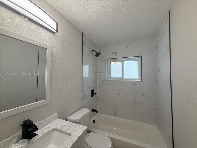 Building Photo - 1040 SW 30th Ave