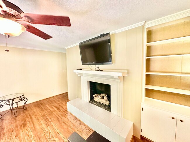 Building Photo - 621 Hanover Ct