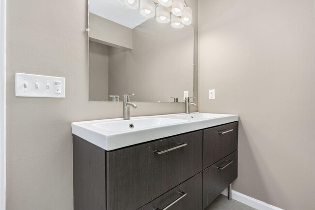 Building Photo - 305 Parkwood Pl