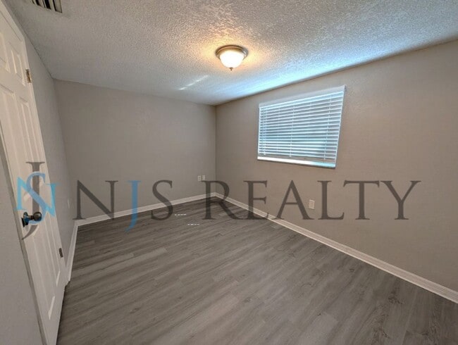 Building Photo - 3/1/1, 1136 Sq. Ft., updated kitchen & bath, fenced in yard, WINE fridge!!
