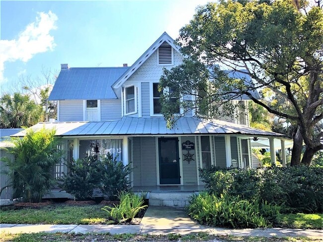 Building Photo - 835 Victoria Dr