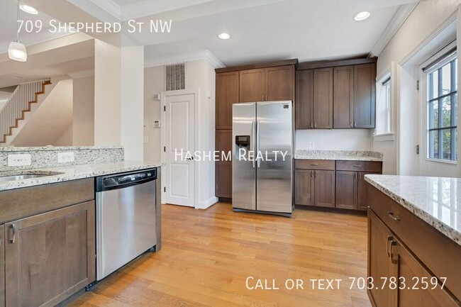 Building Photo - Spacious 4 Bedroom House in Washington, DC!