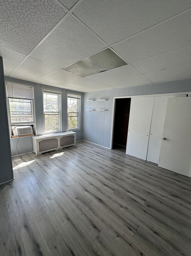Building Photo - 3 bedroom, 1 Bath in Desirable Location