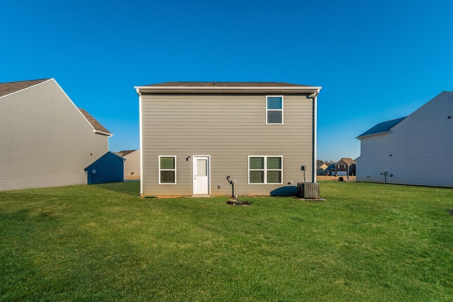 Building Photo - 530 Clover Cir