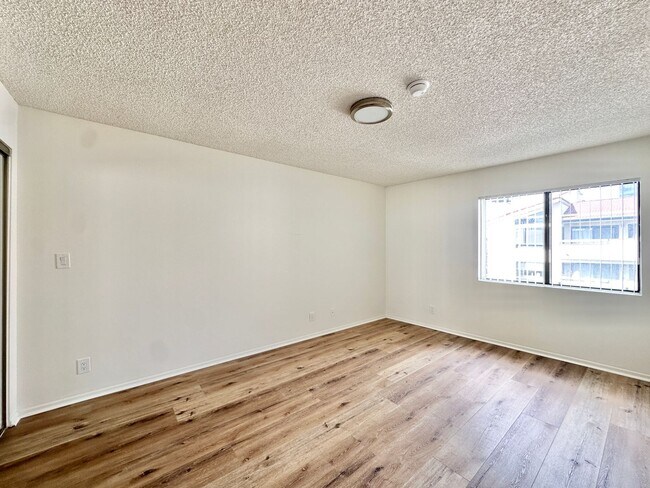 Building Photo - Spacious 2 Bed 2 Bath Apartment w/ In Unit Washer Dryer & Central A/C