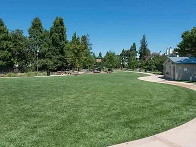 Building Photo - Superb Location for this Spacious 2 Bedroom 1.5 Bath Campbell Townhouse