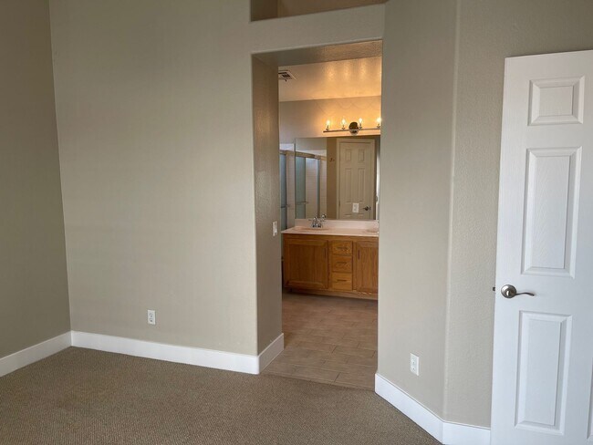 Building Photo - **GORGEOUS & MODEL PERFECT GREEN VALLEY 3 ...