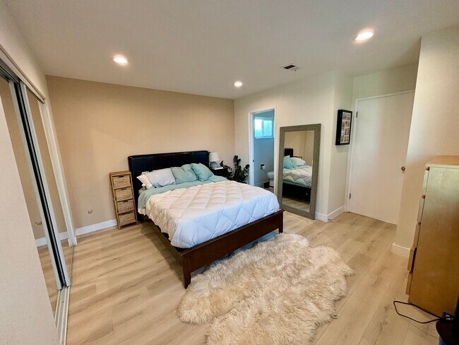 Building Photo - 1333 Currant Ave