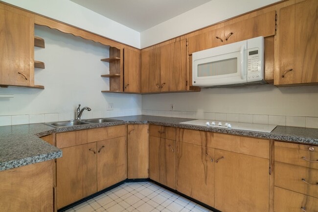 Building Photo - $500 move-in incentive! Awesome 3-bdrm/2-bath duplex in heart of Hillsboro—Laundry hook ups, atta...