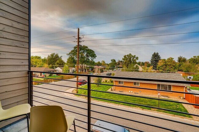 Building Photo - Live Big in a Loft Apartment!