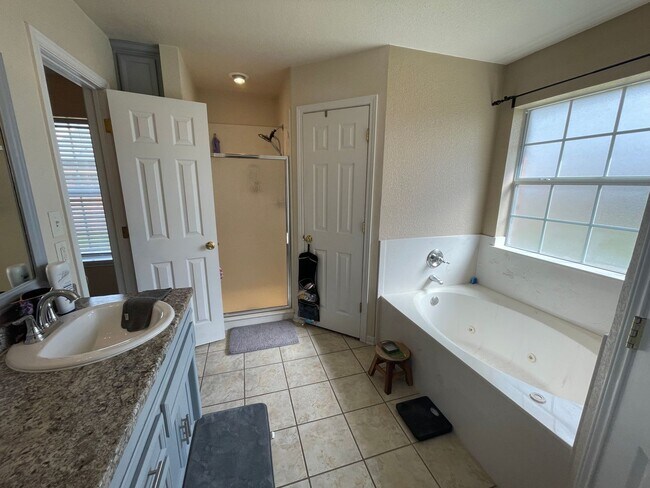 Building Photo - 4204 Tropicana Dr