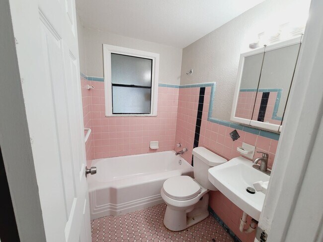 Building Photo - Three Bedroom One Bathroom Cottage in Palmetto Park, St. Petersburg
