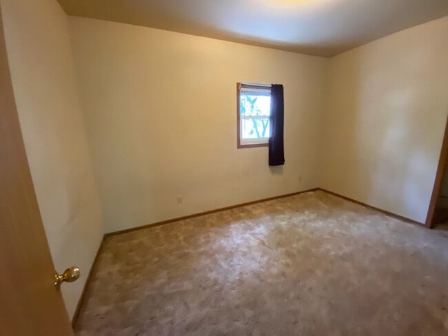 Building Photo - WHOLE HOUSE: 3 Bed 1 Bath close to UWEC! Available June 1st