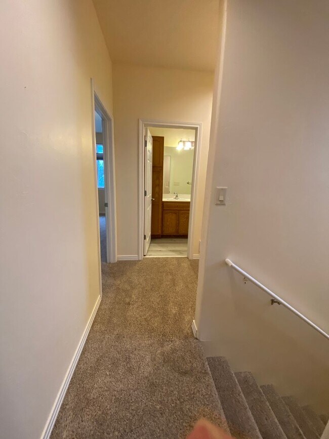 Building Photo - Spacious  3 bedroom 2.5 bathroom townhouse
