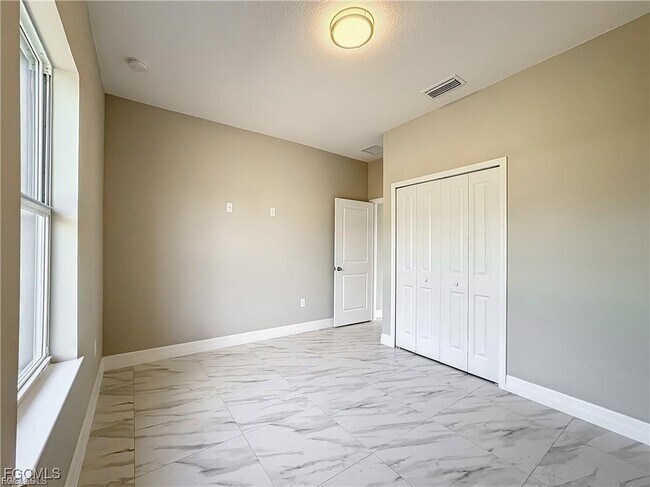 Building Photo - 236 Nautilus Ave S