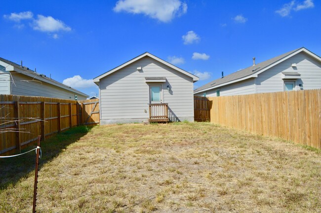 Building Photo - Super Cute 3 bed 3 bath Home!