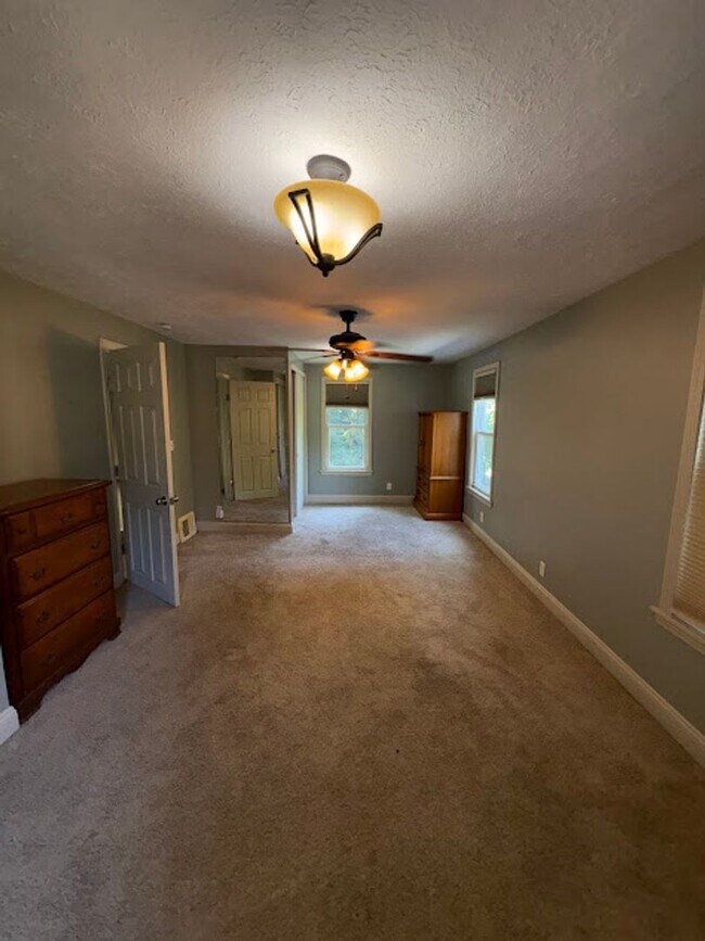 Building Photo - 3 Bedroom 1 Bathroom Home Ready to Rent!