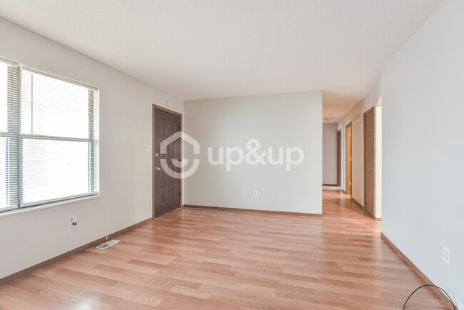 Building Photo - Fantastic 3bd/2ba home! Coming soon!