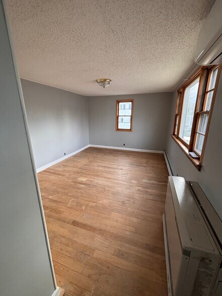 Building Photo - 194 Water St