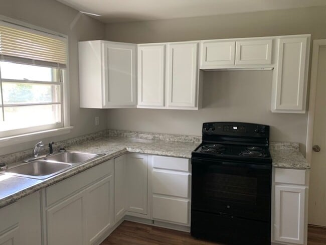 Building Photo - THREE BEDROOM/TWO BATH SPACIOUS RANCH - CO...