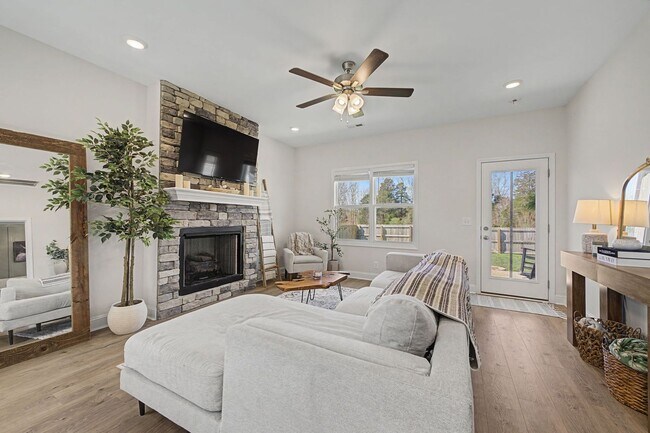 Building Photo - 2138 Ireland Wy